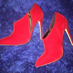 All red low heels 👠